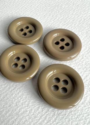 Ґудзик костюмний глянцевий з бортиком 4отв коричневий 28мм пластик