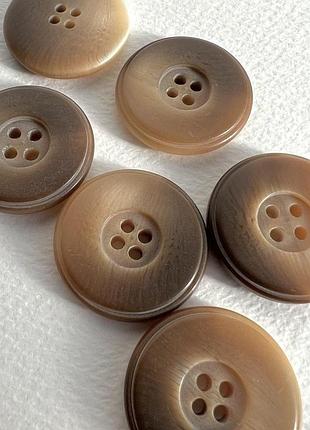 Пуговица костюмная широкий бортик 4отв коричневая 27мм пластик