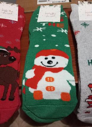 Носки махровые дешевого сегмента с новогодним принтом. единственный размер 36- 41