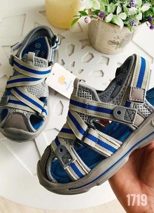 Легкие босоножки том.м