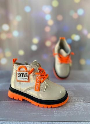Дитячі бежеві демісезонні черевики для дівчинки лакові 282 фото