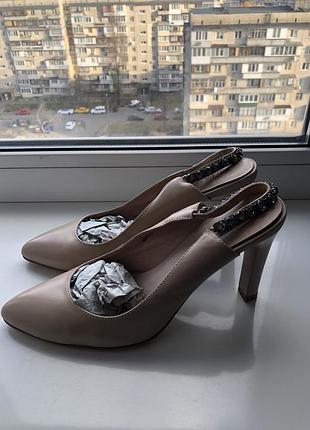 Туфлі шкіряні бежеві на підборах торг