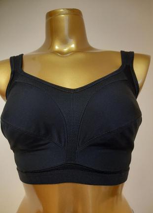 Спортивный черный топ