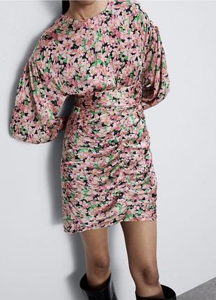 Платье zara в цветочный принт размер s