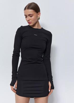 Короткое черное платье