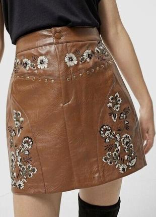 Stradivarius коричневая юбка мини с вышивкой цветы этно бохо лаковая под кожу искусственная кожа стиль ретро 60е