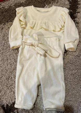 Велюровый костюм на девочку 3-6 месяцев) в красивом состоянии, молочного цвета (красиво гладится)