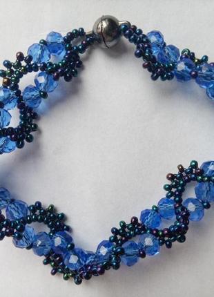 Браслет из голубых кристаллов и бисера