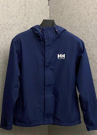 Синяя куртка ветровка от бренда helly hansen