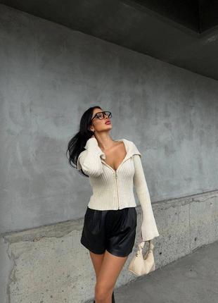 Джемпер выполнен из мягкого материала рубчик