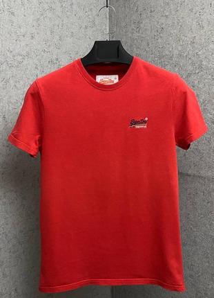 Красная футболка от бренда superdry