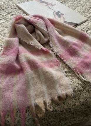 Нежный габаритный шарф с бахромой