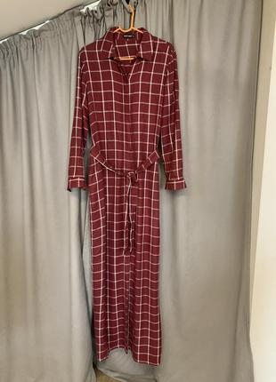 Длинное платье в клетку.