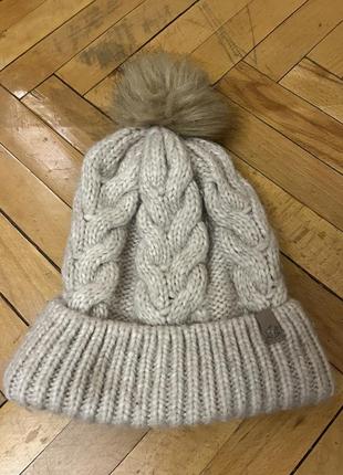 Бежевая шапка с помпоном