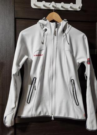 Красивый качественный виндстопер mammut