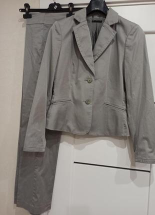 Серый брючный костюм sisley