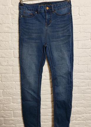 Фирменные стрейчевые джинсы