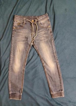 Очень красивые джинсы 128 размера