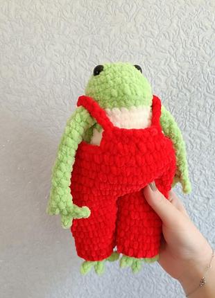 Плюшевая игрушка жабка в комбинезоне1 фото
