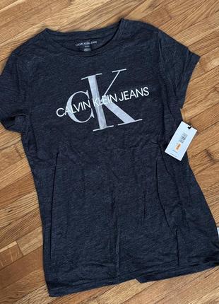 Стильная серая футболка calvin klein с большим логотипом.