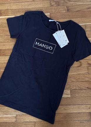 Стильная темная футболка mango с белым логотипом.