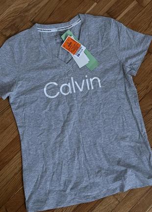 Стильная серая футболка calvin klein с v-образным вырезом.
