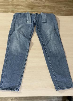 Голубые джинсы с тканевым поясом3 фото