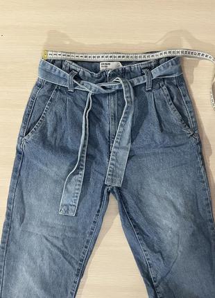 Голубые джинсы с тканевым поясом4 фото