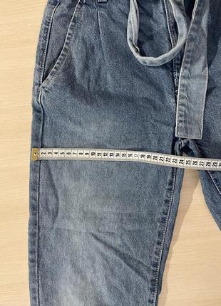 Голубые джинсы с тканевым поясом7 фото