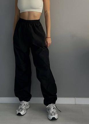 Брюки карго женские черные с плащёвки базовые на резинке с фиксаторами с карманами