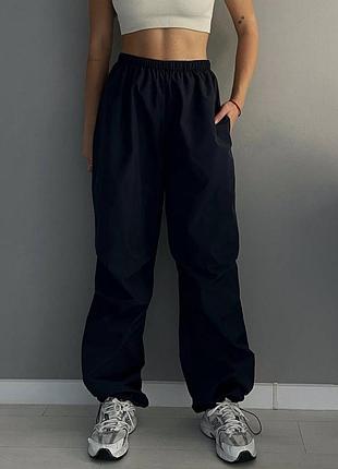 Брюки карго женские темно синие из плащёвки базовые на резинке с фиксаторами с карманами