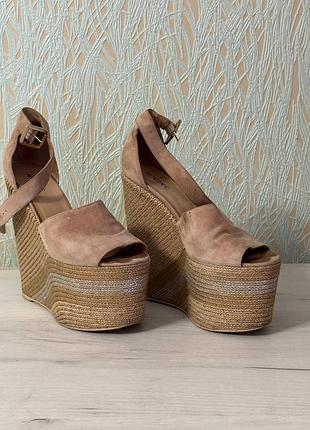 Босоніжки на високій платформі