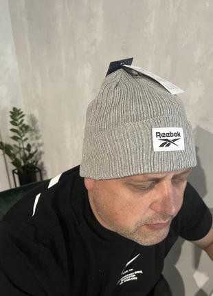 Серая шапка reebok