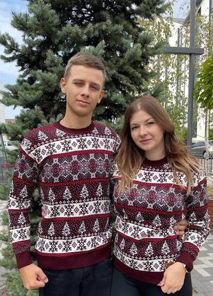 Новогодний свитер с снежинками бордовый