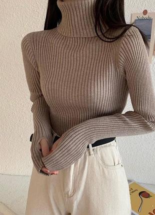 Базовый теплый лонгслив водолазка гольф из качественной ткани в рубчик с разрезами для пальцев приталенного кроя мягко молочный стильный трендовый