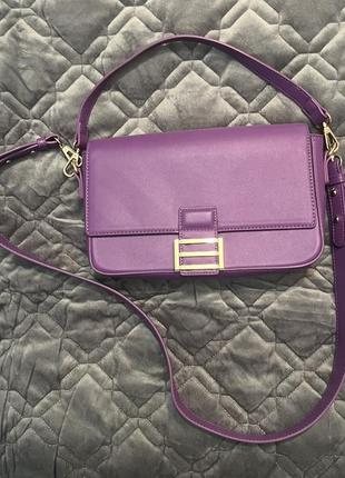 Яркая фиолетовая сумка кросс боди на широком ремешке