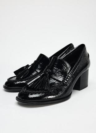 Лаковані лофери з китичками zara