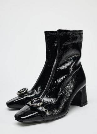 Лаковані черевики з пряжками zara