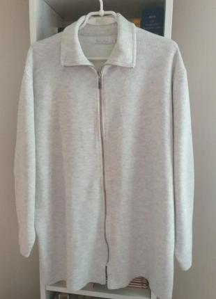 Удлиненная кофта на молнии.