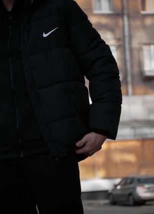 Куртка зимова чорного кольору nike на пуху