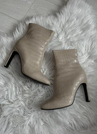 Ботильоны демисезонные, крокодиловый принт молочные answear