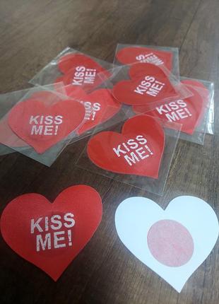 Эротические наклейки на соски в виде сердечек с надписью’kiss me!' .