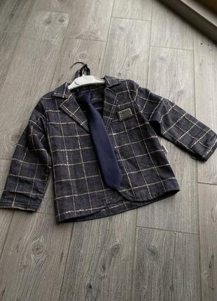 Піджак  з краваткою