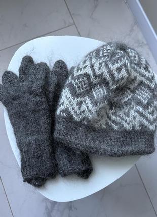 Милый шерстяной комплект с шапкой и варежками