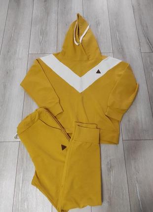 Яркий костюм