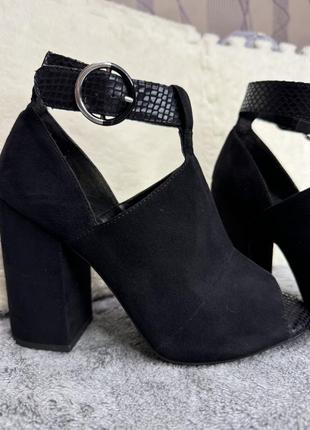 Замшевые босоножки с закрытой пяткой