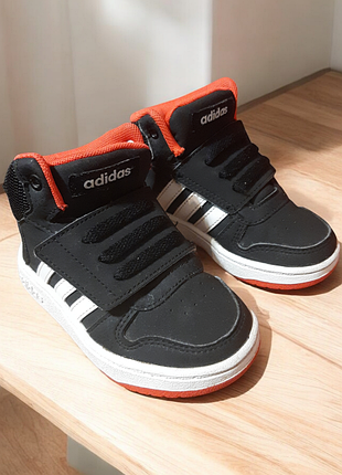 Практично нові, дитячі,фірмові,стильні хайптопи кросівки,бренд adidas bryant hoops mid 2.0,р.23,устілка 14,5 см.
практично нові- не взувались,тільки примір