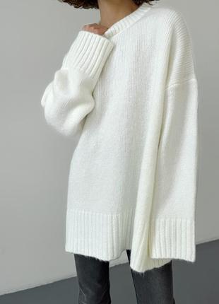 Свитер объемный белый
