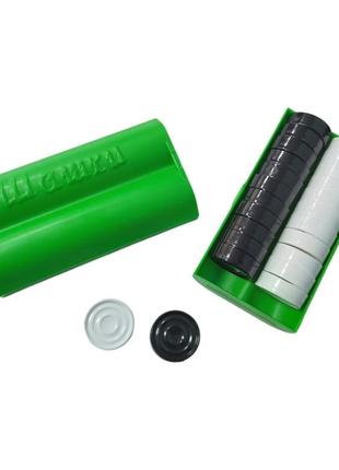 Набор шашек в зелёном пластиковом футляре.