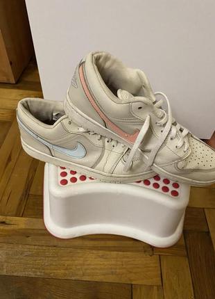 Продам женские кроссовки